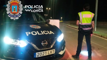 Un policía local durante un control