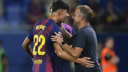 Marc Bernal es felicitado por Hansi Flick después de su regreso a los terrenos de juego.