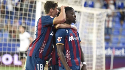 Los futbolistas del Huesca celebran el gol del triunfo contra el Burgos