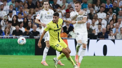 Santi Comesaña arrebata el balón a Mastantuono durante el Real Madrid - Villarreal