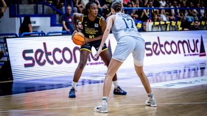El pabellón Fausto Vicent de Alcantarilla fue testigo de un estreno de Liga Femenina Endesa cargado de emoción y drama. El Hozono Global Jairis rozó la victoria, pero un triple de Laia Lamana sobre la bocina dio el triunfo al Joventut de Badalona (57-58), dejando helado al público murciano en el último suspiro.El encuentro comenzó con ritmo e intensidad. Lou López Sénéchal inauguró el marcador con una rápida acción a la contra, pero Howard respondió de inmediato para las catalanas. El intercambio de golpes marcó los primeros minutos, con Aina Ayuso mostrando su calidad y liderazgo en la dirección del juego. Sin embargo, el conjunto visitante logró imponer su defensa y castigó cada error local para cerrar el primer cuarto con una renta de ocho puntos (9-17).En el segundo periodo, las de Bernat Canut ajustaron piezas y encontraron mejores sensaciones ofensivas. Prieto, López Sénéchal y una inspirada Kendra Chery, que anotó su primer triple con la camiseta del Jairis, lideraron la remontada. La intensidad defensiva y la mejora en el acierto permitieron a las murcianas marcharse al descanso por delante, 24-23, tras una notable reacción.Dura derrota de Jairis en el último suspiro