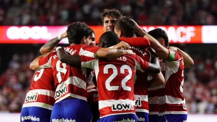 Los jugadores del Granada celebrando el triunfo