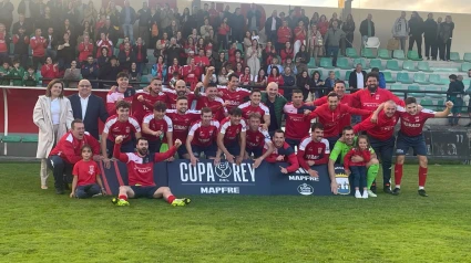 La plantilla de la SD Negreira celebra la clasificación para la primera ronda de la Copa del Rey