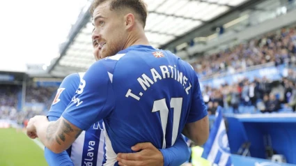 Toni Martínez celebra su gol durante el Alavés-Elche