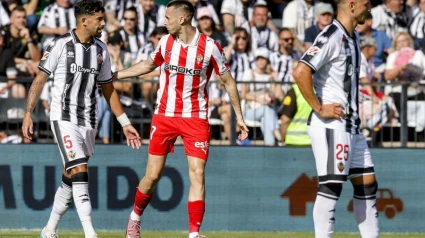 Una acción del partido entre el Castellón y el Sporting
