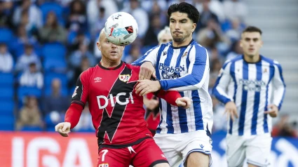 Isi y Carlos Soler disputan un balón durante el Real Sociedad - Rayo