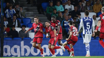 Pacha Espino celebra con sus compañeros el gol del triunfo del Rayo Vallecano contra la Real Sociedad