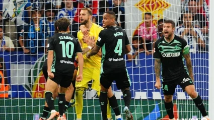 Los jugadores del Betis felicitan a Pau López tras detener el penalti de Puado