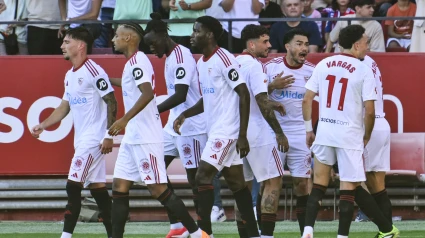 Los jugadores del Sevilla celebran uno de los goles de la victoria ante el Barcelona