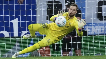 Pau López detiene un penalti a Puado en el Espanyol - Betis
