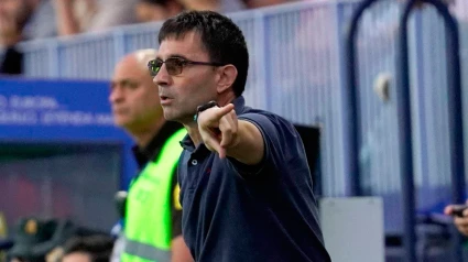 Asier Garitano dirige al Sporting de Gijón en un partido a finales de la temporada 2024-2025
