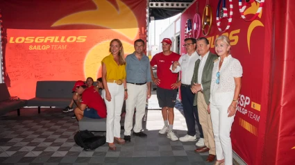 Autoridades en el hangar del equipo español