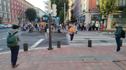 Los usuarios abarrotan las paradas de autobús