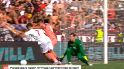 Así fue la conversación entre Muñiz Ruiz y Del Cerro Grande en el penalti de Araujo durante el Sevilla-Barça