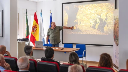 Servando Alvarez explica en detalle el daño que generan los incendios forestales en el suelo en el "Foro da Castaña"