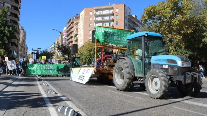 Un tractor i una pancarta han encapçalat la protesta contra els macroprojectes energètics a Lleida