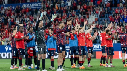 Piña de Osasuna tras un partido en El Sadar