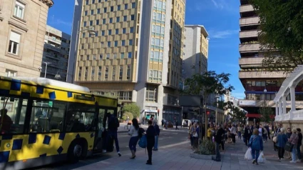 Vecinos de Ourense esperan los buses en la parada del parque de San Lázaro