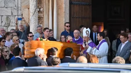 El arzobispo de Mérida-Badajoz, José Rodríguez Carballo, recibe el féretro