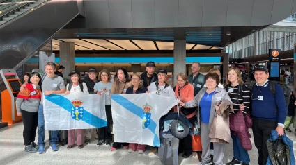 Grupo de emigrantes argentinos embarcando a Galicia dentro del programa Reecontros