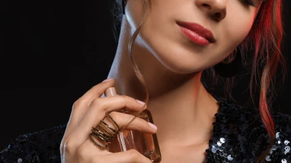 Mujer con perfume