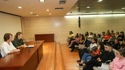 La concejala Rosa Medina da la bienvenida a los participantes en los programas de empleo