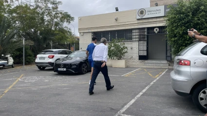 Enrique Ortiz entra en las oficinas del Rico Pérez, este lunes.