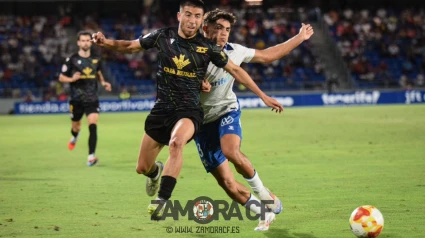 Rufo Lucero en un lance del partido con el Zamora
