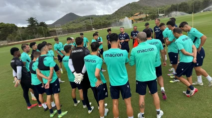 Javi Rey, con sus jugadores, en el retorno al trabajo