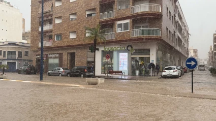Imagen de un tormenta en Águilas que anega una calle de la ciudad