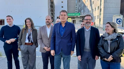 Gómez Besteiro con otros integrantes del PSOE ante el Arquitecto Marcide