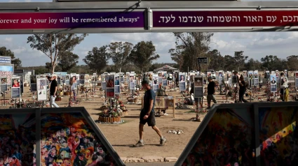 Personas visitan los memoriales en el lugar del festival de música Nova, junto a la frontera con Gaza, en el sur de Israel, el 6 de octubre de 2025