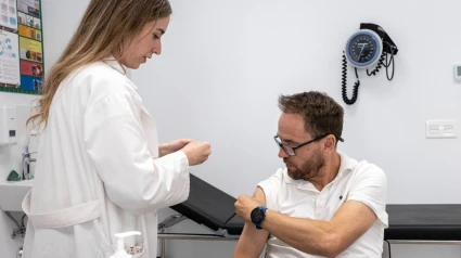 Los mayores y los profesionales sanitarios y sociosanitarios que los atiende reciben las primeras dosis de una campaña que busca reducir complicaciones y hospitalizaciones por gripe y covid