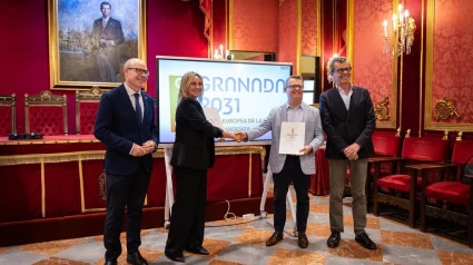 La alcaldesa de Granada, Marifrán Carazo, junto a la representación del Grupo Coimbra de Universidades