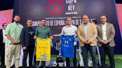 Representantes del Atlético Palma del Río y Sergio León en el sorteo de Copa