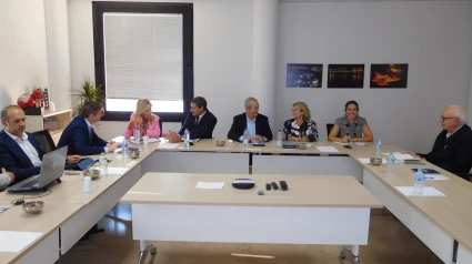 Reunión entre representantes de la AIQBE y la delegación del Gobierno Central