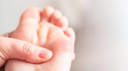 Pediatra atiende a un bebé