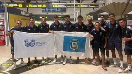 Plantilla del CD Fútbol Playa Huelva en su desplazamiento a Roses, Girona