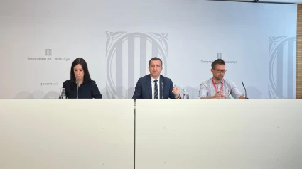 La directora general de Agricultura y Ganadería, Rosa Altisen; el conseller Òscar Ordeig y el investigador del IRTA-CReSA Enric Vidal