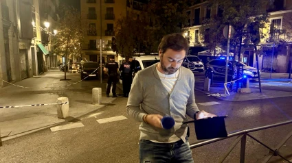 Jorge Bustos, junto al edificio derrumbado