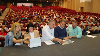 El alcalde, concejales y técnicos en la reunión del auditorio sobre los mapas de inundación