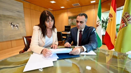 El presidente de la Diputación de Granada, Francis Rodríguez, y la diputada de Administración Electrónica, Mónica Castillo de la Rica