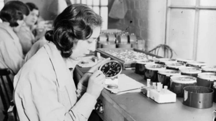 Las ‘Radium Girls’: las mujeres que brillaron en la oscuridad… y murieron por ello