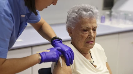 Una persona de riesgo se vacuna contra la gripe y el covid en Euskadi