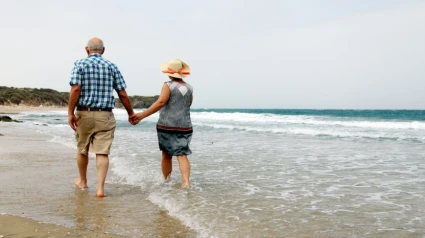 Ancianos paseando por la orilla del mar