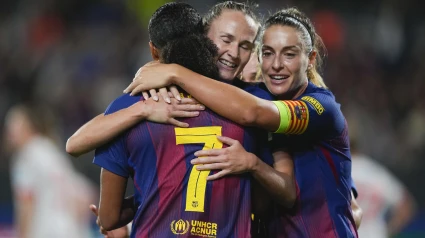 BARCELONA, 07/10/2025.- La delantera del Barcelona Salma Paralluelo (7) celebra con sus compañeras el 4-0 conseguido ante el Bayern de Munich, durante el partido de la Liga de Campeones femenina de fútbol entre el Barcelona y el Bayern de Munich, este martes. EFE/Alejandro García