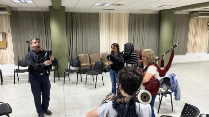 Clase de gaita en el Centro Galicia de Buenos Aires