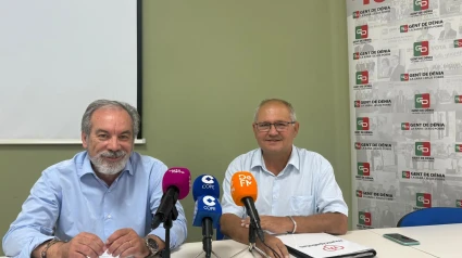 Mario Vidal, concejal de Gent de Dénia, y Miguel Llobell, presidente del partido, durante la presentación de la moción para apoyar la Iniciativa Legislativa Popular por la modificación de la Ley de Aguas
