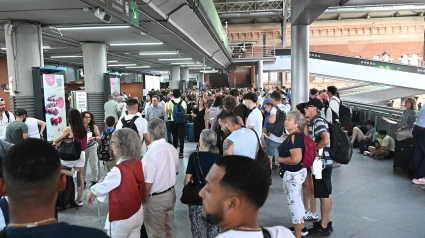 Varios usuarios se agolpan en uno de los accesos a los andenes en la Estación de Atocha, en Madrid