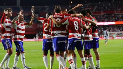 Los jugadores del Granada celebran su última victoria